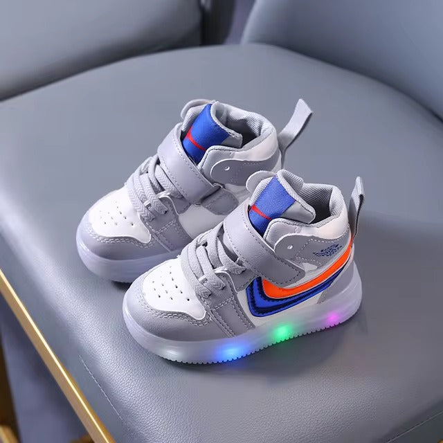 Chaussures de marche souples avec lumière LED pour garçons et filles en bas âge.