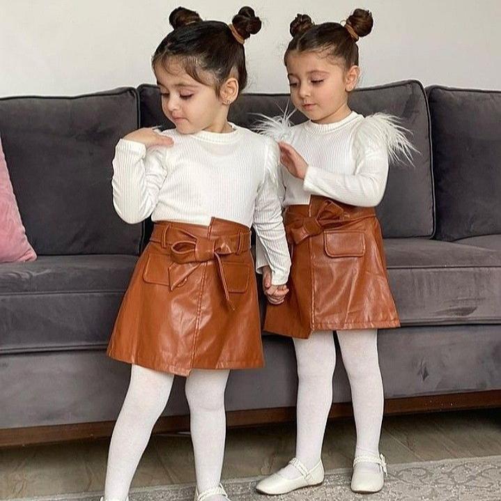 Ensemble 2 pièces Little Fashionista : haut côtelé moelleux à manches longues + jupe en cuir PU avec ceinture