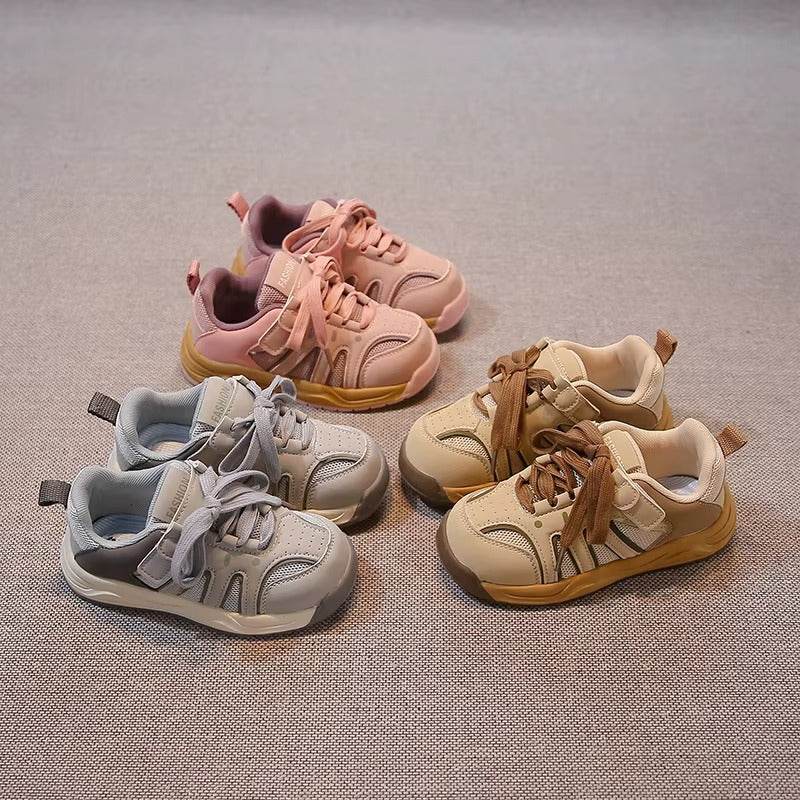 Chaussures pour enfants de haute qualité pour un enfant actif et toujours en mouvement.