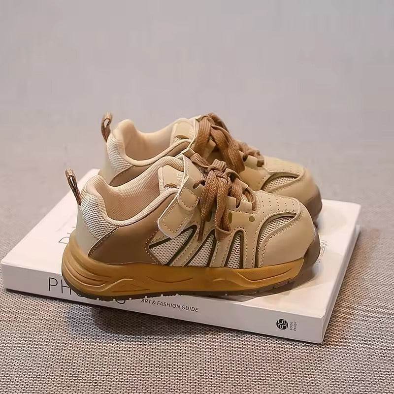 Chaussures pour enfants de haute qualité pour un enfant actif et toujours en mouvement.