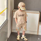 Ensemble d'été en coton « BABY » pour garçon avec casquette assortie – Disponible en bleu et beige