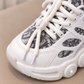 Baskets tendance à semelles épaisses pour enfants avec empiècements à motifs, laçage réglable et détails circulaires audacieux sur la semelle – Chaussures élégantes du quotidien pour filles et garçons