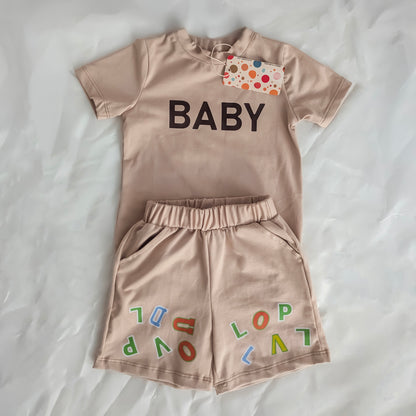 Ensemble d'été en coton « BABY » pour garçon avec casquette assortie – Disponible en bleu et beige