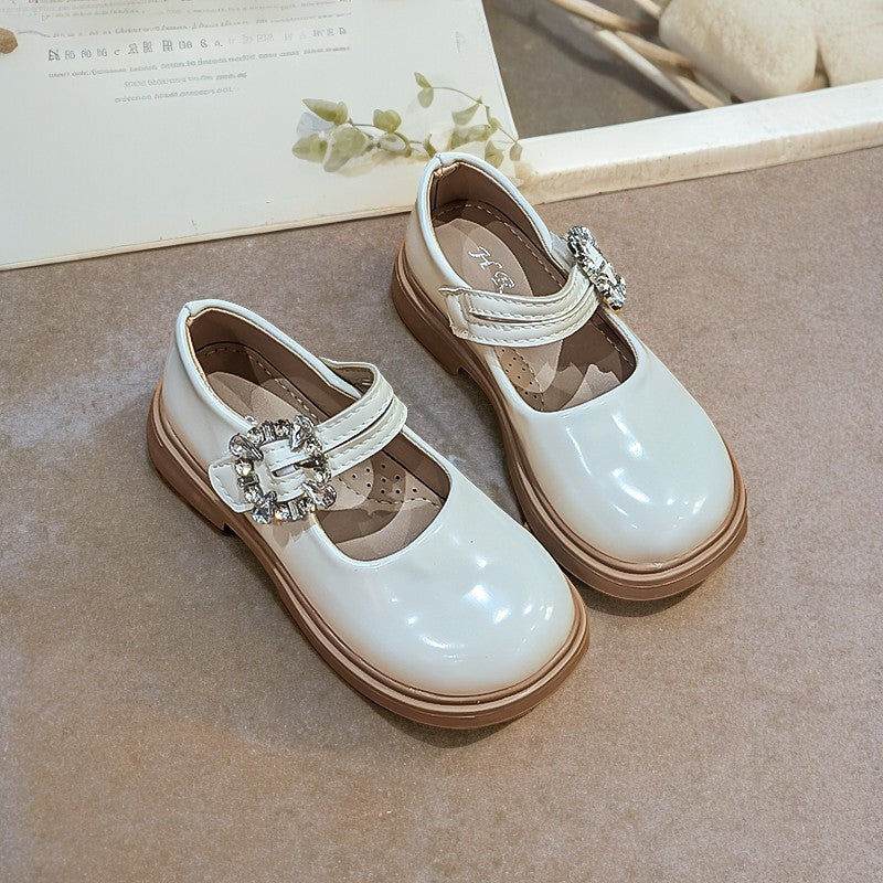 Élégantes et stylées : des chaussures en cuir brillant pour les filles à la mode