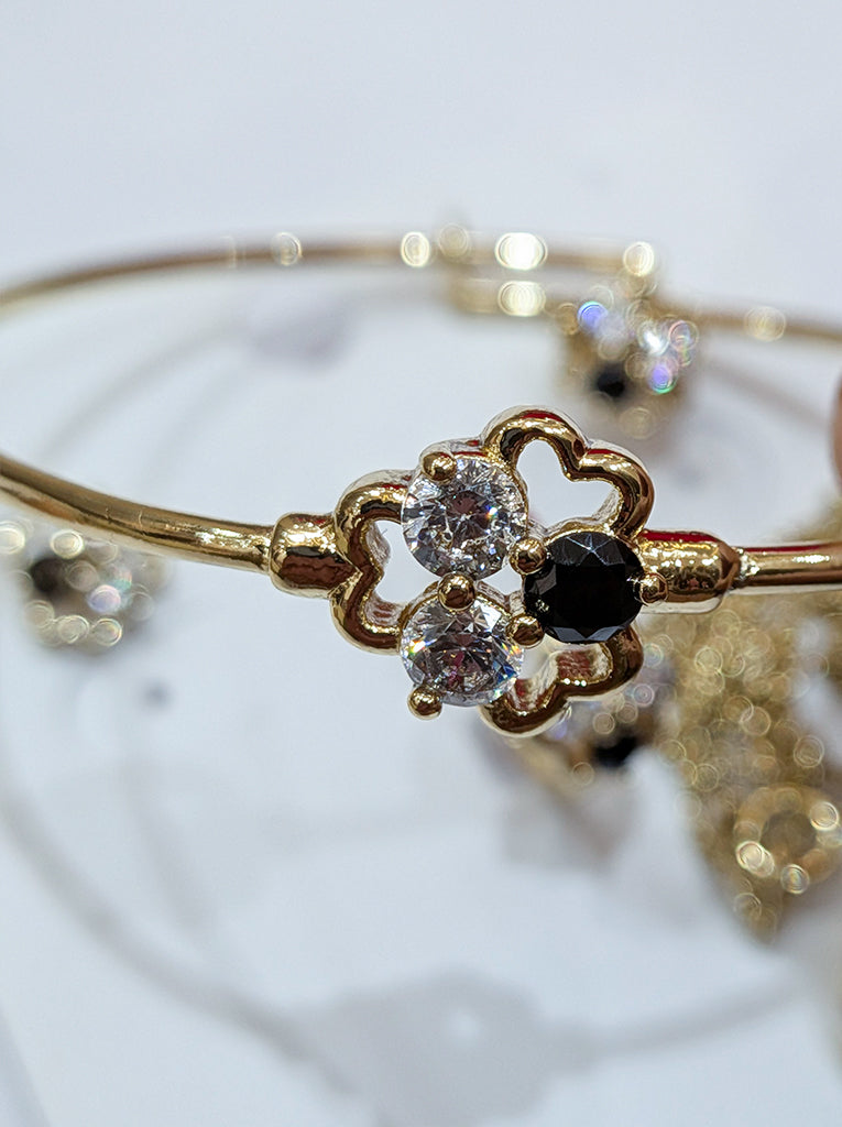 Anti-Tarnish Gold Four-Leaf Clover Jewelry Set – Non-Oxidizing, Long-Lasting Color with Black & Clear CZ Stones (5 Pcs Set)