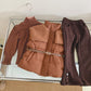Tenue d'hiver élégante pour enfants : doudoune avec ceinture et pantalon en velours côtelé