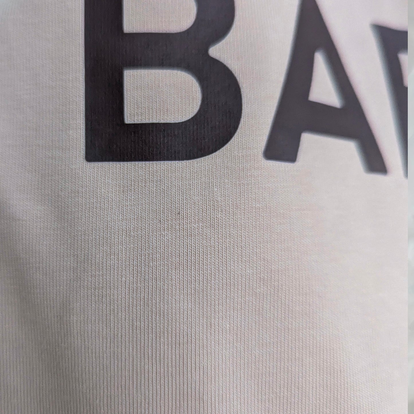 Ensemble d'été en coton « BABY » pour garçon avec casquette assortie – Disponible en bleu et beige