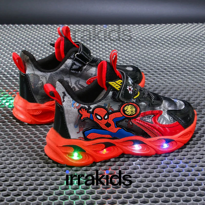 Améliorez leur jeu de style avec des chaussures LED super-héros pour enfants